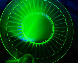 Lot 19: 6 Vintage Uranium Glass Dessert Plates