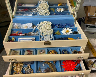 Lot 38: Vintage Jewelry Lot