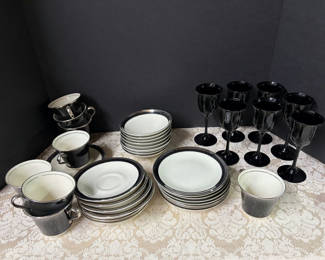 Lot 81: Vintage Reynolds Midnight Halo Dinnerware