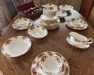 Royal Albert - Old Country Roses in fantastic condition. 