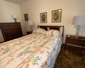 Broyhill Saga  Full size bed 