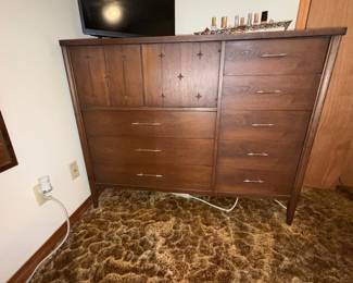 Broyhill Saga  magna Chest 