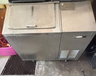 Industrial ice maker
