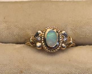 Beautiful opal gold ring 