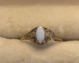 Beautiful opal 10k gold ring 