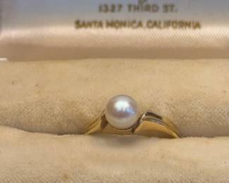 Beautiful single pearl 14k gold ring 