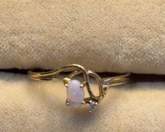 Beautiful opal gold ring 