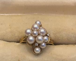 Beautiful 14k gold ring with pearl clusters and diamonds 