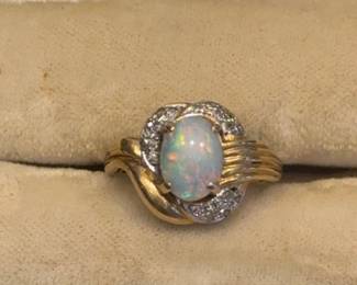 Beautiful 14k gold opal and diamond ring 