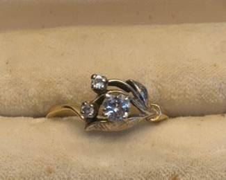 Beautiful 14k gold ring with diamonds 
