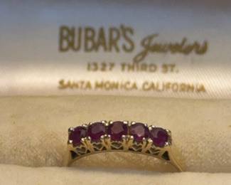 Beautiful 14k gold ring with red garnets 