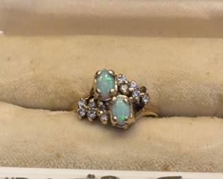 Beautiful 14k gold ring with opals and diamonds 