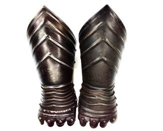 050 lot0710 Pair of Antique Armored Gauntlets Knight Warrior Gloves Armor Armour