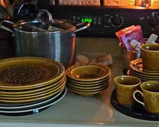 Vintage Dinnerware & Stoneware: Retro gold/harvest orange-brown dinnerware set (plates, bowls, cups)