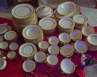 Castleton Laurel china 154 pieces of over 100yrs old with beautiful gold trim PerfectO shape
