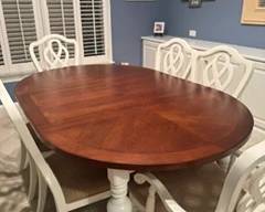 Beautiful Dining set with 6 chairs, 1 extention and custom pads!