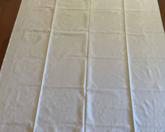 Lot 21: 7 White Vintage Linen Tablecloths And approx. 30 Napkins