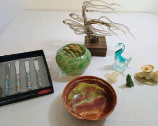 Lot 128: Stone, glass and ceramic decorative items