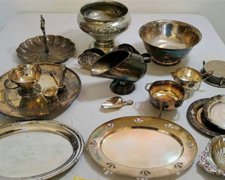 Lot 130: Assorted Silverplate Serving Trays, Bowls, and Tableware