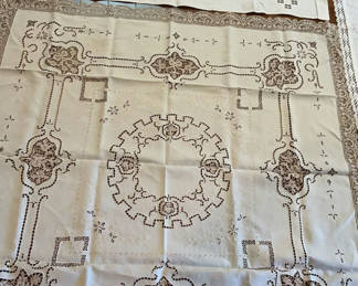 Lot 23: Vintage Smaller Sized Tablecloths, Napkins, Hankies