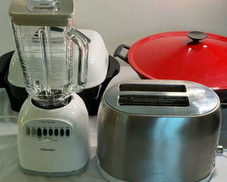 Lot 61: Kitchen appliances set: blender, toaster, electric wok, and electric cooker