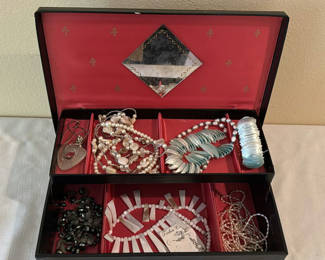 Lot 27: Jewelry Assortment of seafoam shell and white pearl pieces