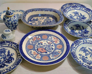 Lot 132: Vintage Blue-and-white porcelain dinnerware