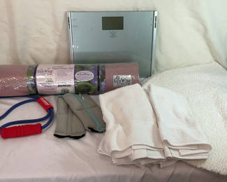 Lot 174: Bathroom Linens and Fitness Accessories Bundle
