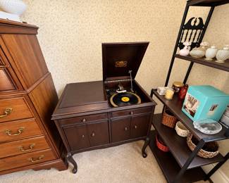 1920's era victrola with records