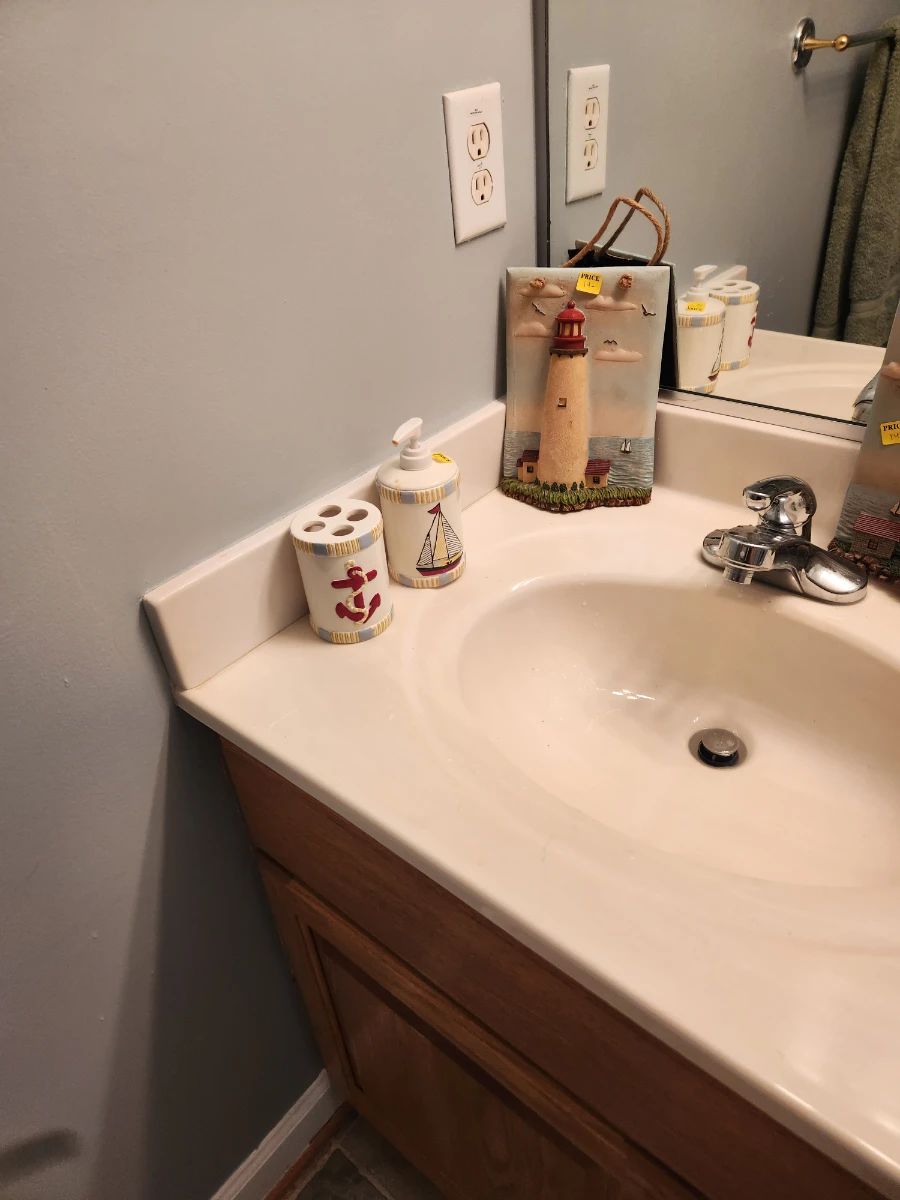 Items offered at the completed estate sale in Williamsburg, photograph 4