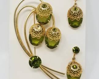 609 Vintage signed Sarah Coventry brooch earring set