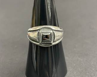 670h Vintage sterling silver ring with square black