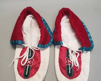 080 444 Soft hide Native American beaded moccasins