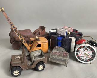 590 Group of vintage items