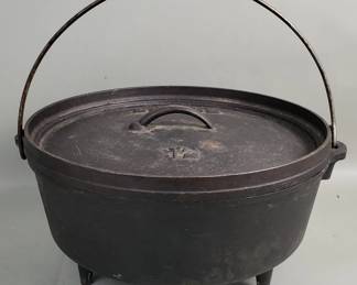 222 Lodge cast iron Dutch oven pot