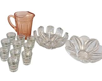 408h Group of vintage glass and crystal items