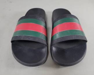 074 102 Gucci rubber slide sandals