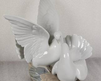 122 308h Vintage Lladro Love Nest porcelain sculpture