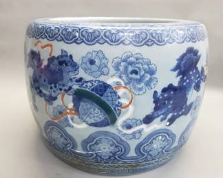 552 Vintage blue and white Asian porcelain planter