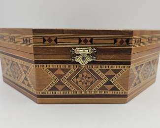 590h Octagonal inlaid wood motherofpearl box