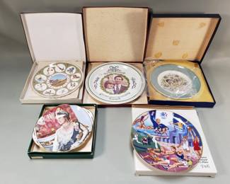 328 Group of vintage collectible plates in original