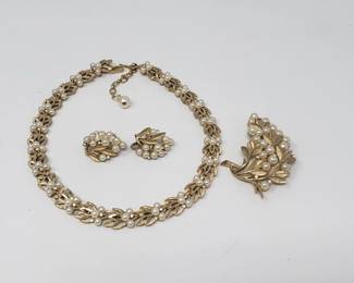 168 114 Vintage signed Crown Trifari goldtone rhinestone