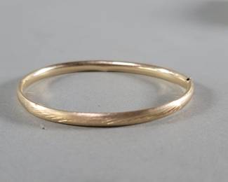 011 363 14k gold Italy hinged bangle bracelet