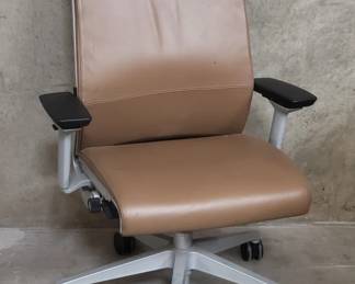 352 Steelcase Inc. leather think ergonomic office