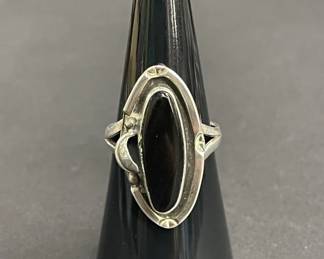 685h Vintage sterling silver and black onyx ring