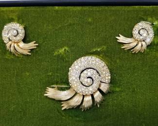 612 Vintage signed Ledo brooch and earring set