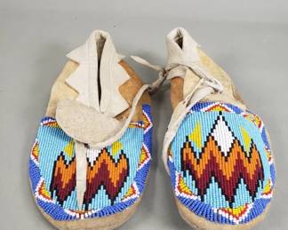 078 375 Vintage Plains Native American beaded moccasins