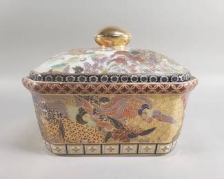 577 Vintage Chinese Satsuma style porcelain lidded box