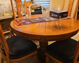 Dining Table w/ 2 leaves
