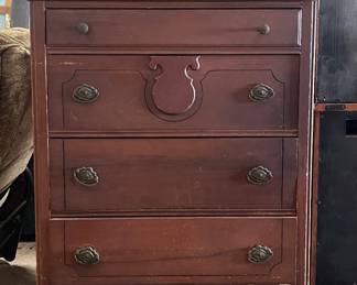 ANTIQUE CHEST OF DRAWERS ON CASTERS
